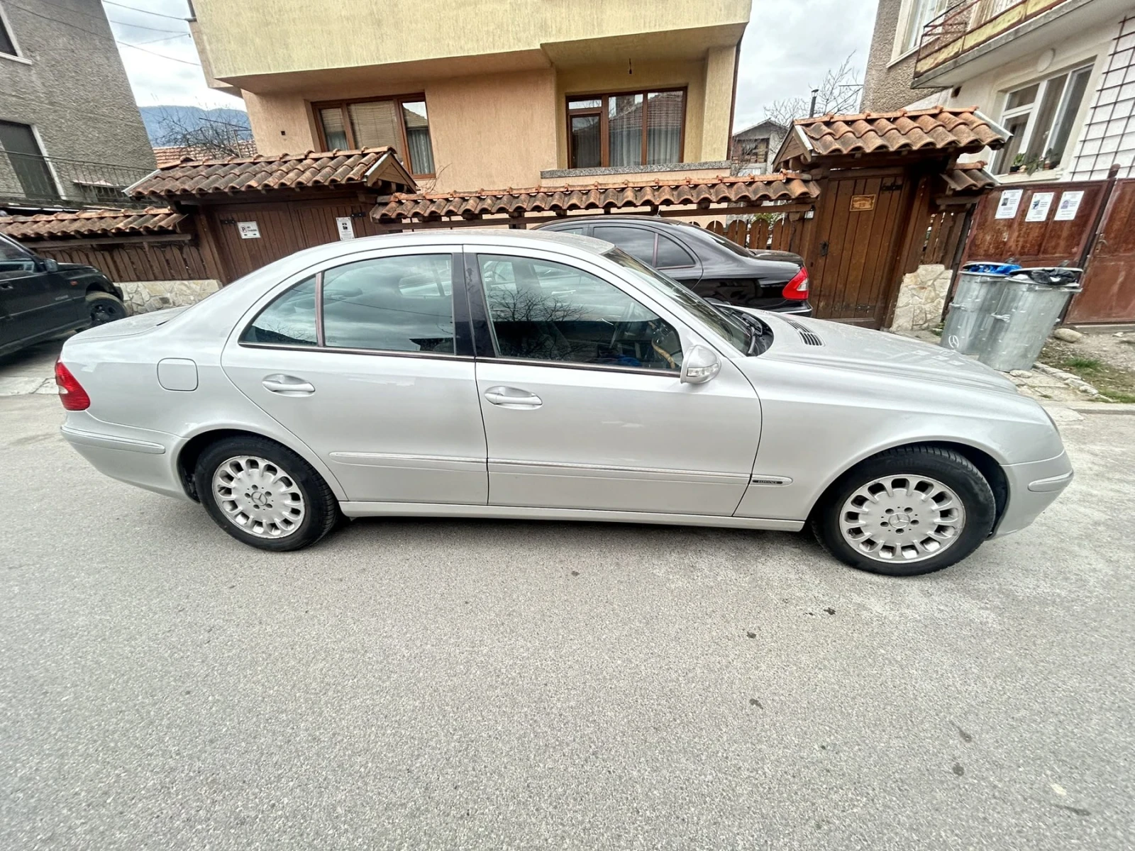 Mercedes-Benz E 220, снимка 6 - Автомобили и джипове - 54043489