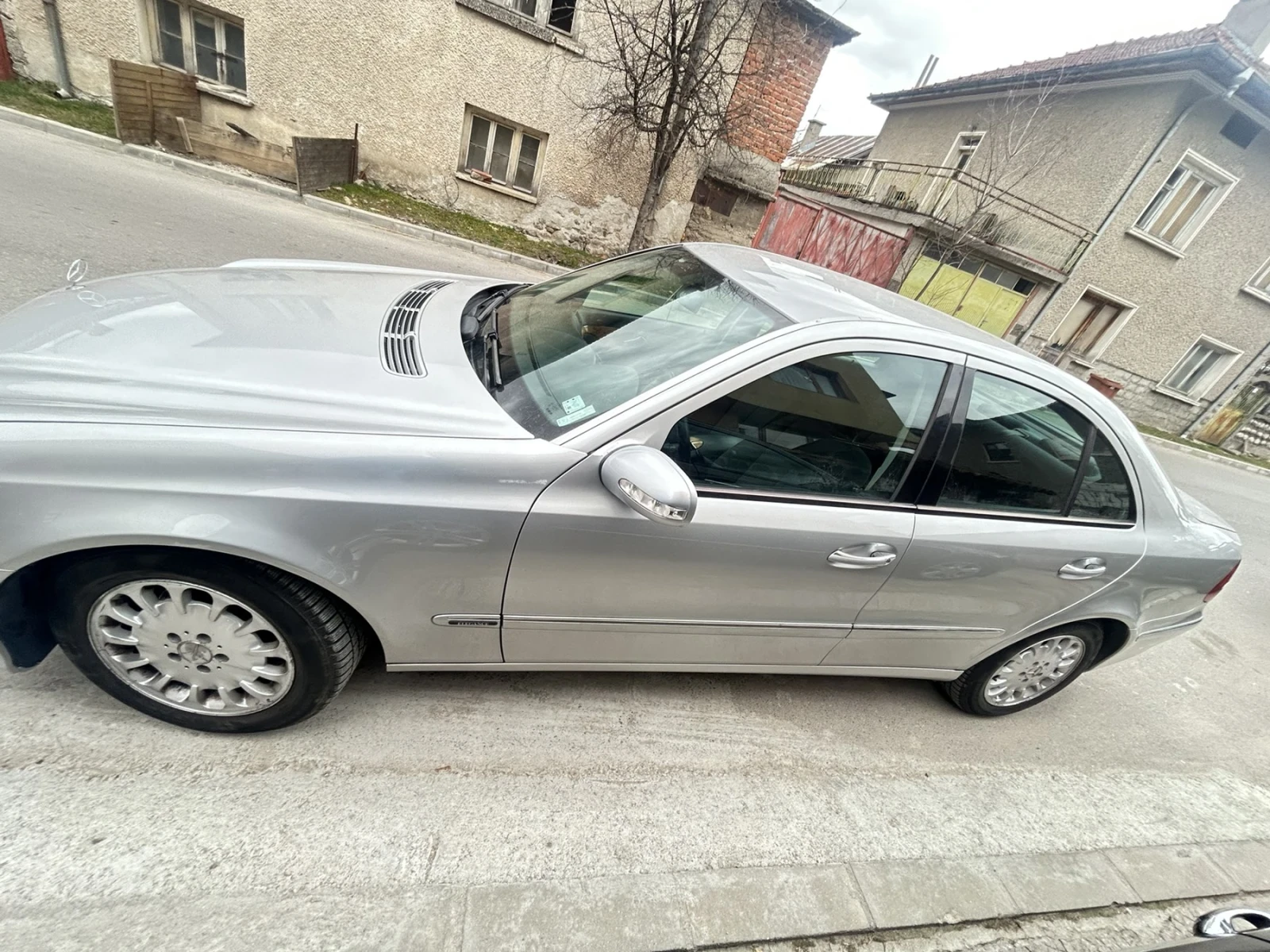 Mercedes-Benz E 220, снимка 4 - Автомобили и джипове - 54043489