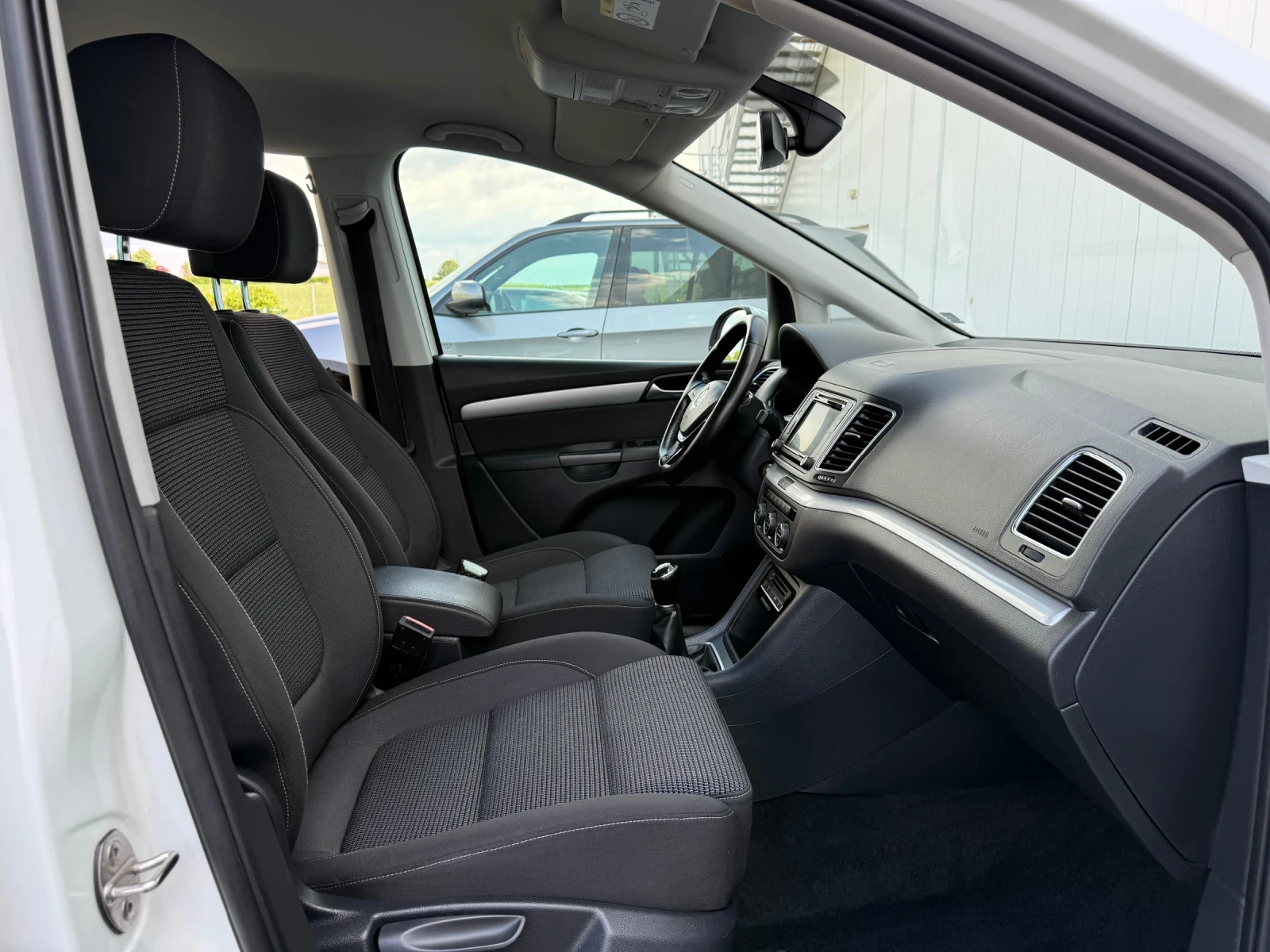 VW Sharan 2.0TDI 150ps FACELIFT, снимка 14 - Автомобили и джипове - 54654392