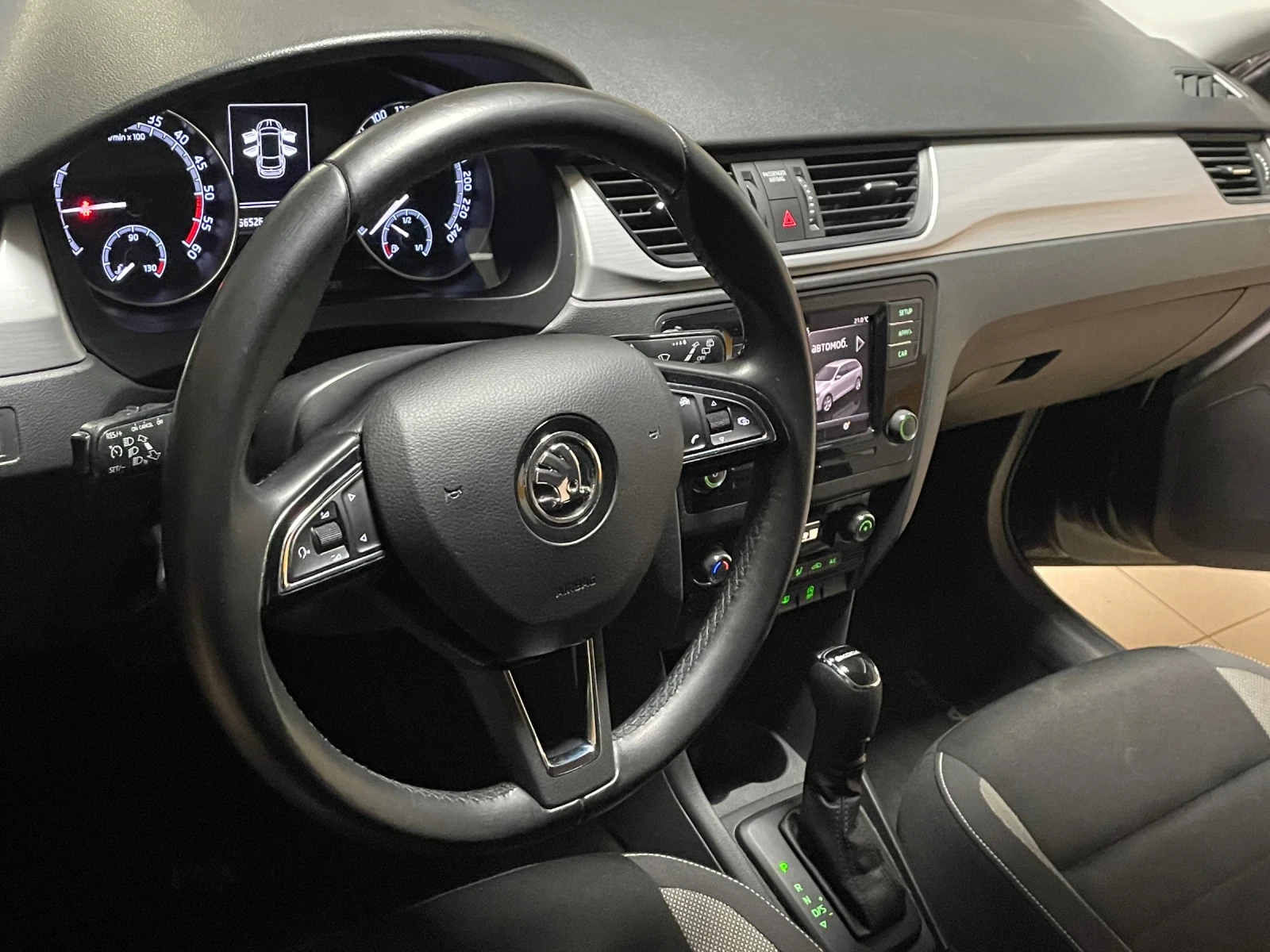 Skoda Rapid TDI 90ks Automatic Parktronic , снимка 3 - Автомобили и джипове - 54763728