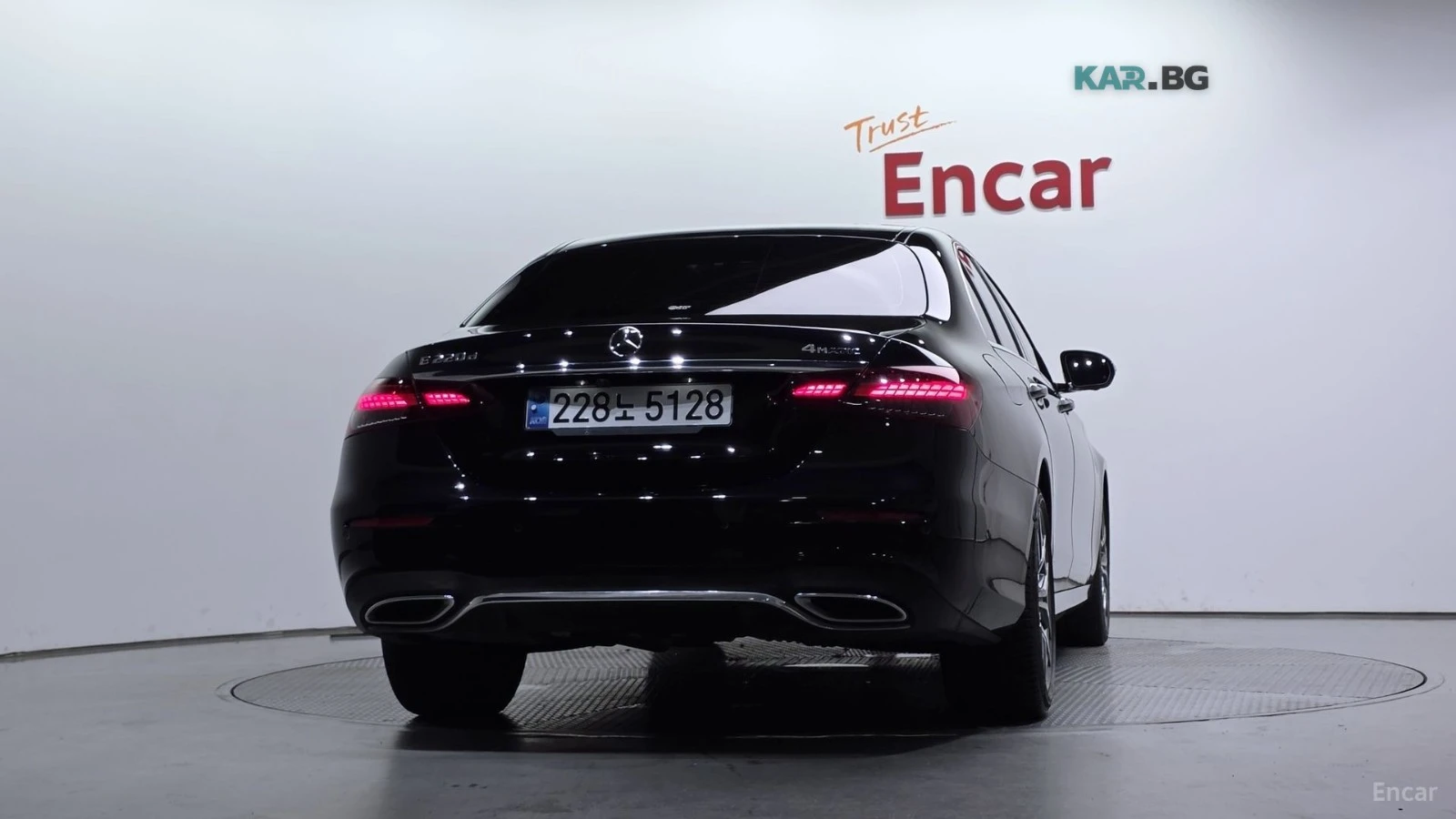 Mercedes-Benz E 220 4MATIC/AMG-LINE/DRIVE-ASSISTS/SUNROOF, снимка 4 - Автомобили и джипове - 55314807