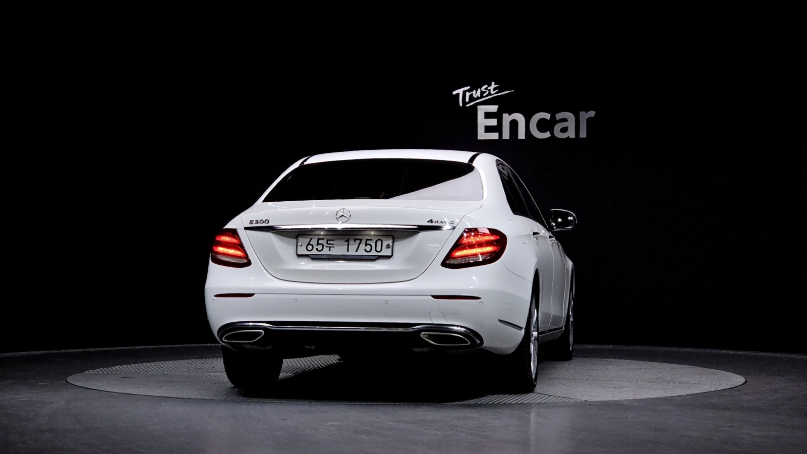 Mercedes-Benz E 300 4MATIC Exclusive | HUD | 360  Камера | Вентилирани, снимка 4 - Автомобили и джипове - 55541974