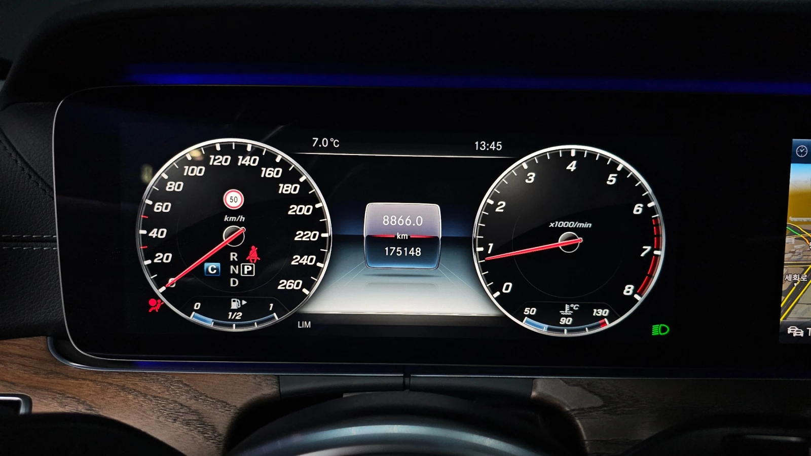 Mercedes-Benz E 300 4MATIC Exclusive | HUD | 360  Камера | Вентилирани, снимка 7 - Автомобили и джипове - 55541974