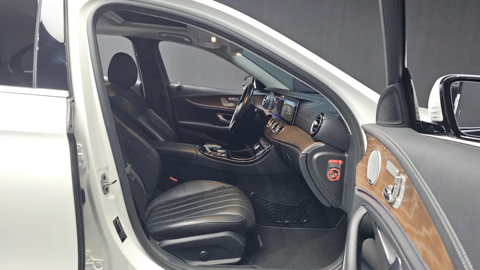 Mercedes-Benz E 300 4MATIC Exclusive | HUD | 360  Камера | Вентилирани, снимка 9 - Автомобили и джипове - 55541974