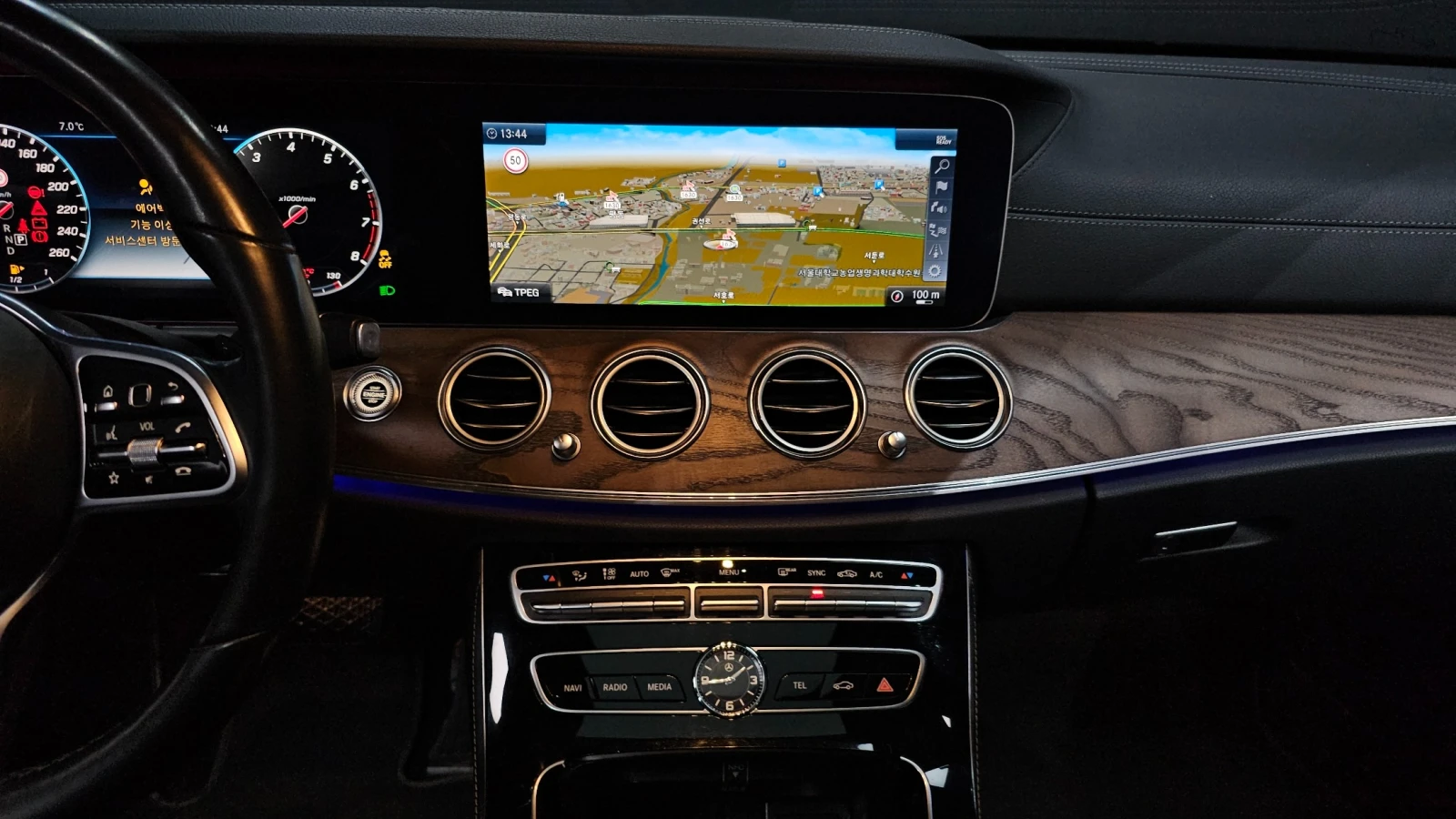 Mercedes-Benz E 300 4MATIC Exclusive | HUD | 360  Камера | Вентилирани, снимка 13 - Автомобили и джипове - 55541974