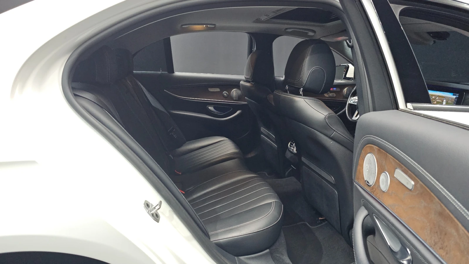 Mercedes-Benz E 300 4MATIC Exclusive | HUD | 360  Камера | Вентилирани, снимка 10 - Автомобили и джипове - 55541974