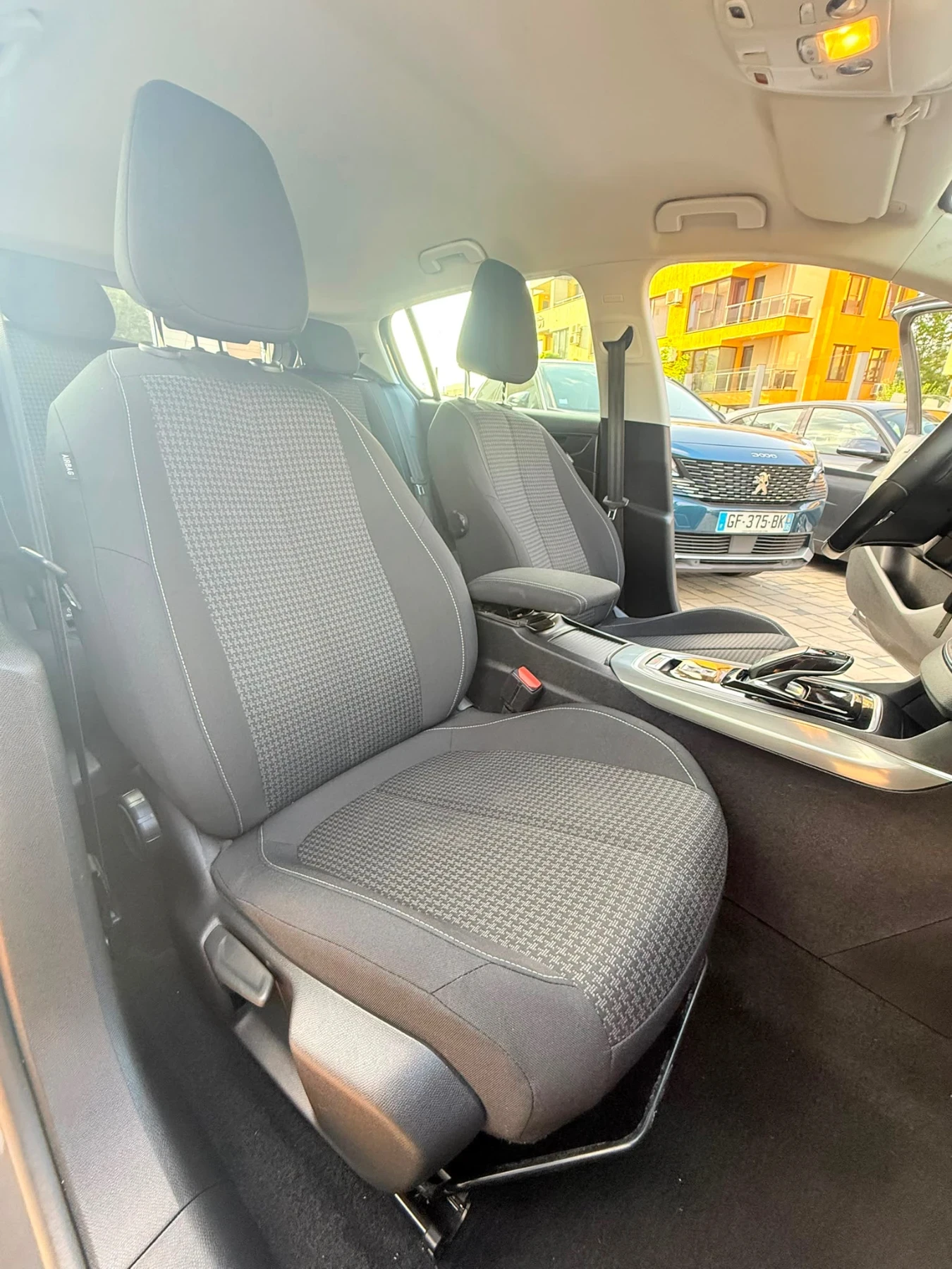 Peugeot 308 1.5 BlueHdi AUTOMAT, снимка 13 - Автомобили и джипове - 55593331