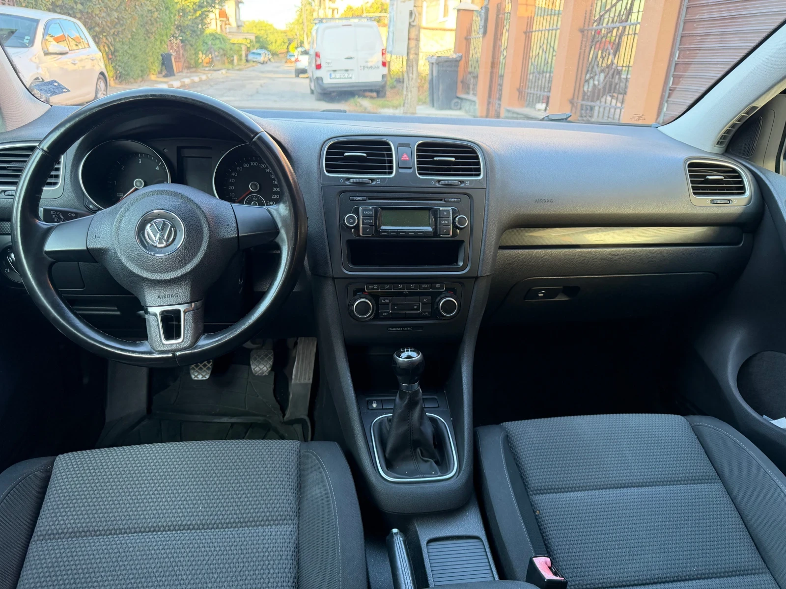 VW Golf 1.6 TDI  105 kc., снимка 6 - Автомобили и джипове - 56059533