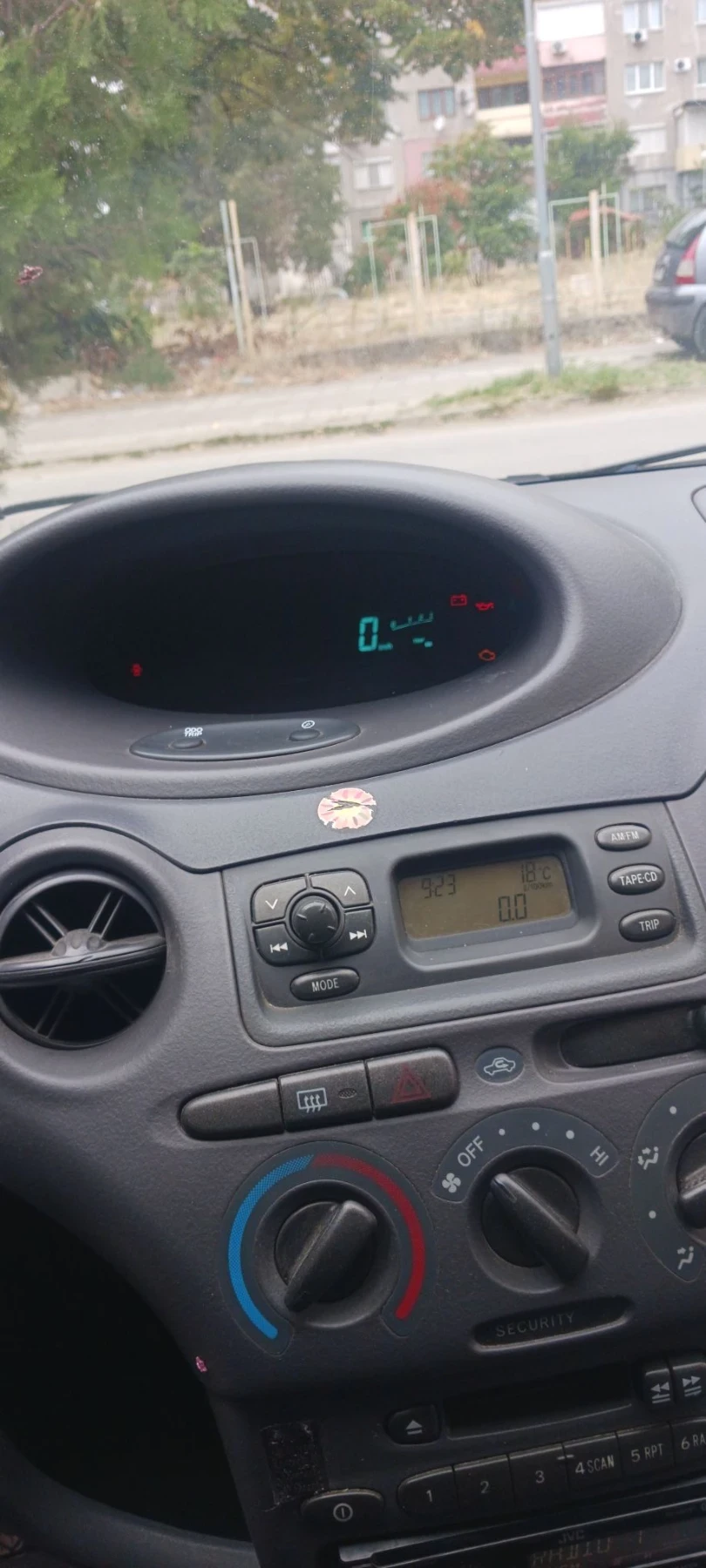 Toyota Yaris 1.1, снимка 3 - Автомобили и джипове - 56281731
