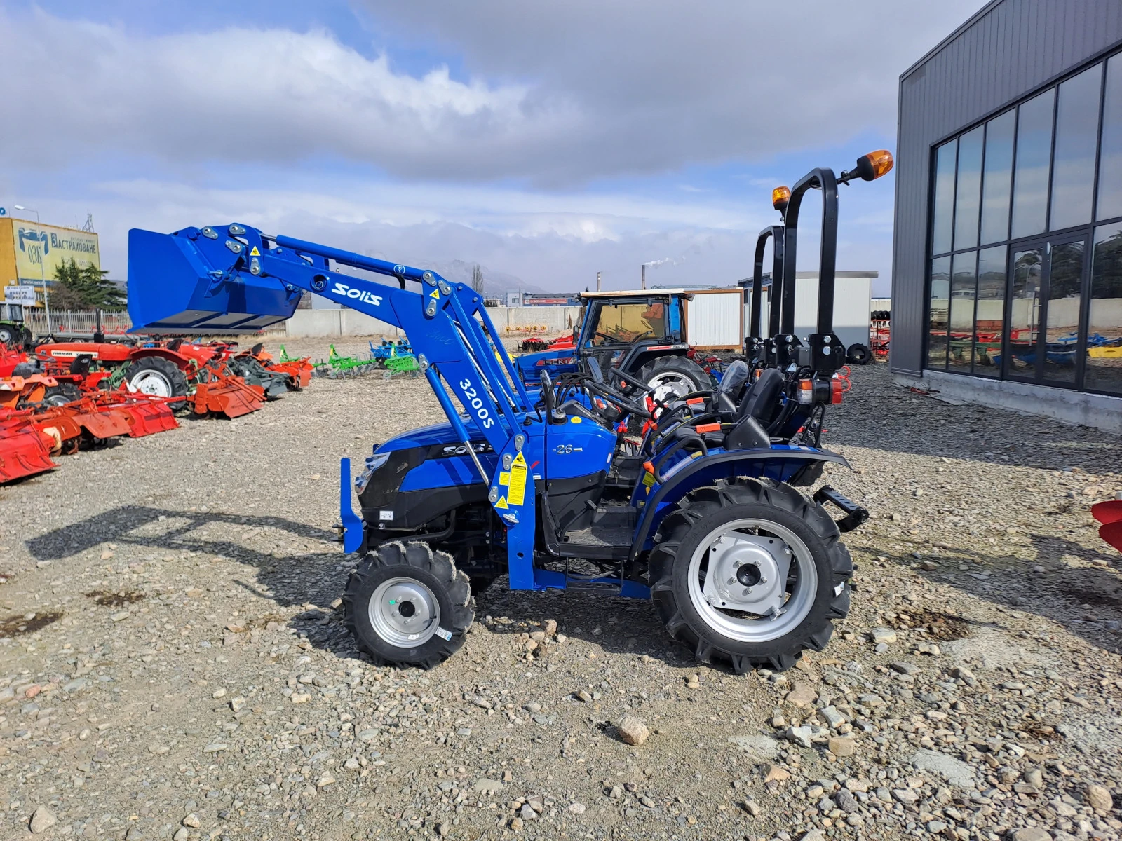 Трактор Solis S26 с товарач, снимка 1