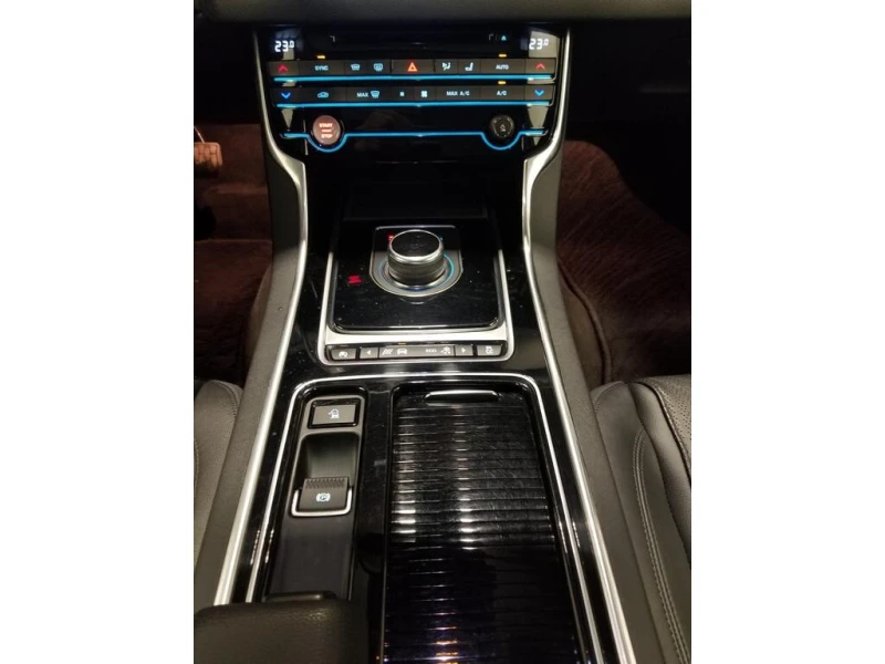 Jaguar Xf * 20d Prestige NAVIGATION| LEATHER| PANOROOF * CAR, снимка 14 - Автомобили и джипове - 52924261