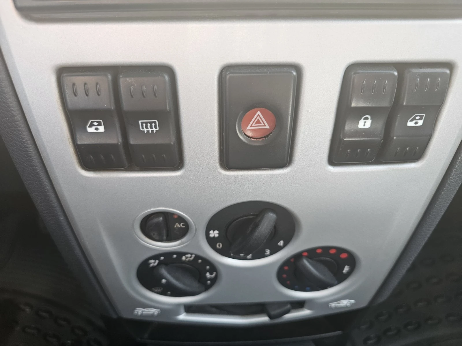 Dacia Logan 1.5 70 к.с. дизел - изображение 10