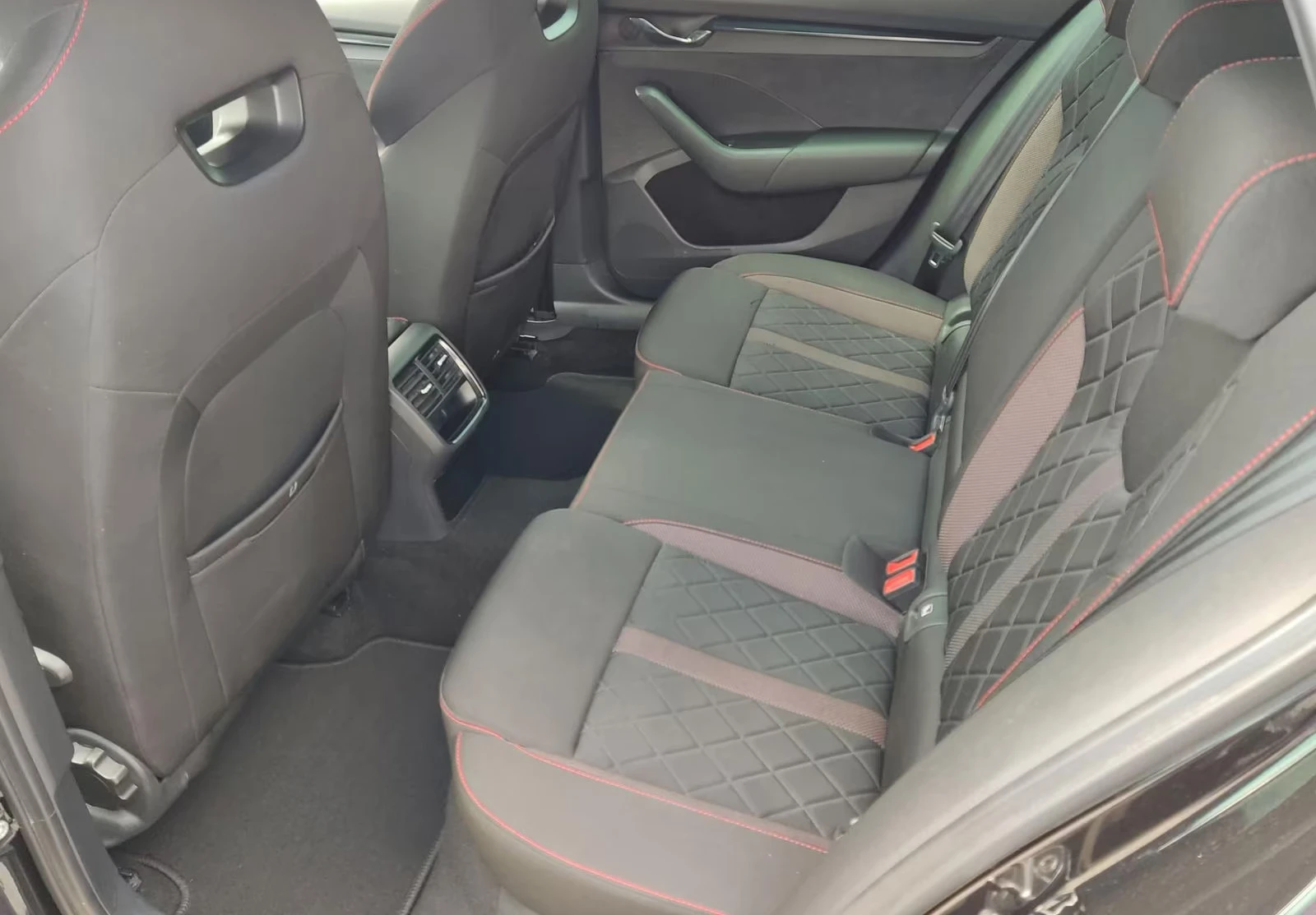 Skoda Octavia 2.0TSI/RS/245HP/DIGITAL/AMBI/CARPLAY/KEYLESS/590f - изображение 8