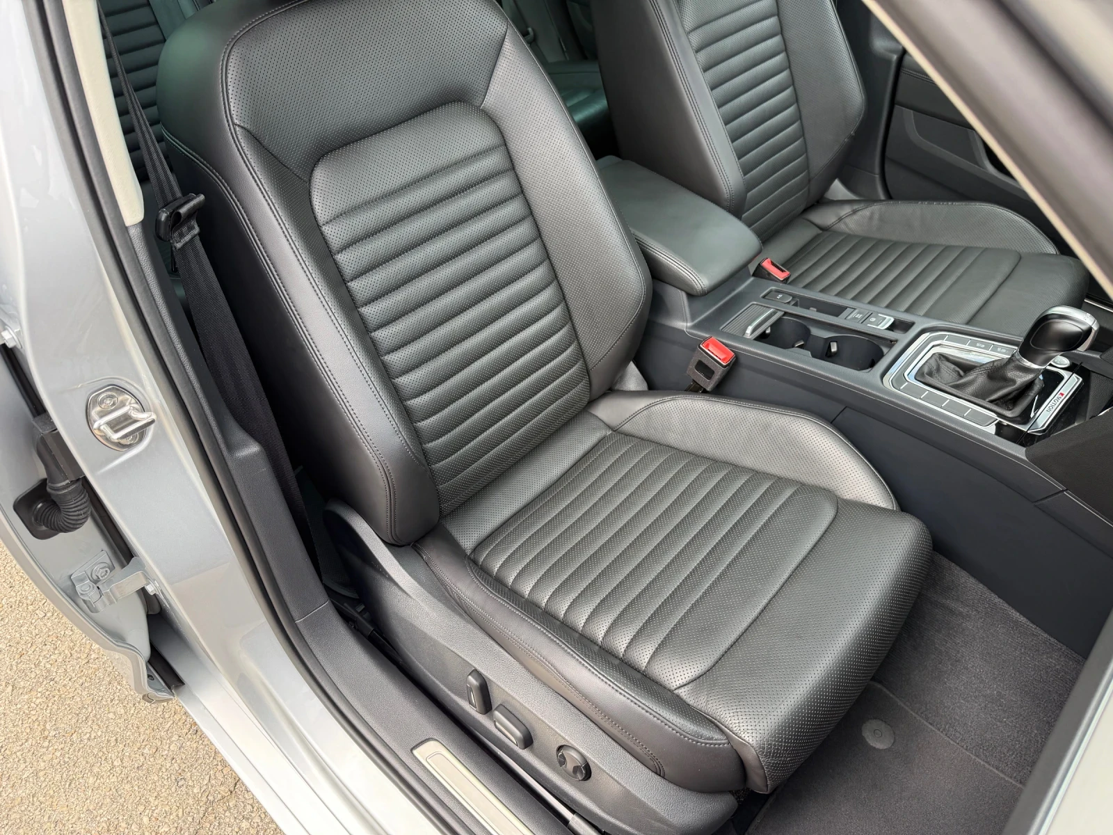 VW Passat 2.0TDI / DSG / 4 MOTION, снимка 10 - Автомобили и джипове - 55675291