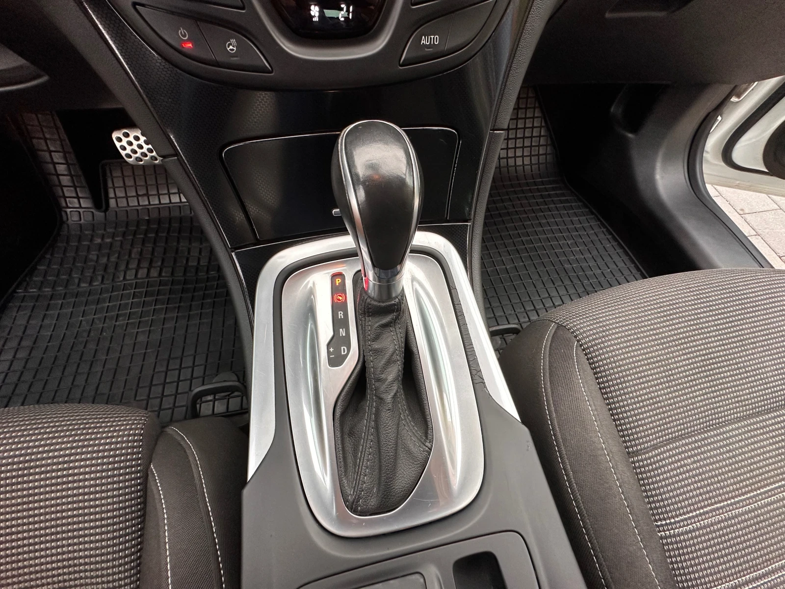Opel Insignia 2.0 CDTI 170к.с. 2015г. автоматик дизел facelift , снимка 12 - Автомобили и джипове - 56088468