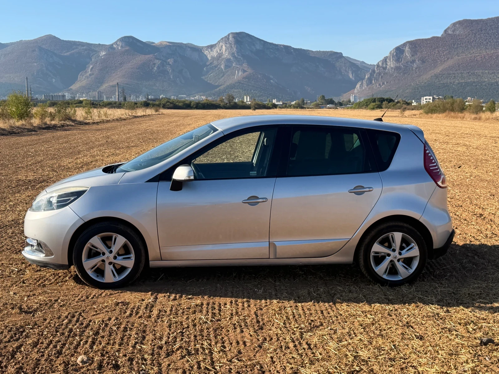 Renault Scenic 1.5 dci , снимка 6 - Автомобили и джипове - 56322991
