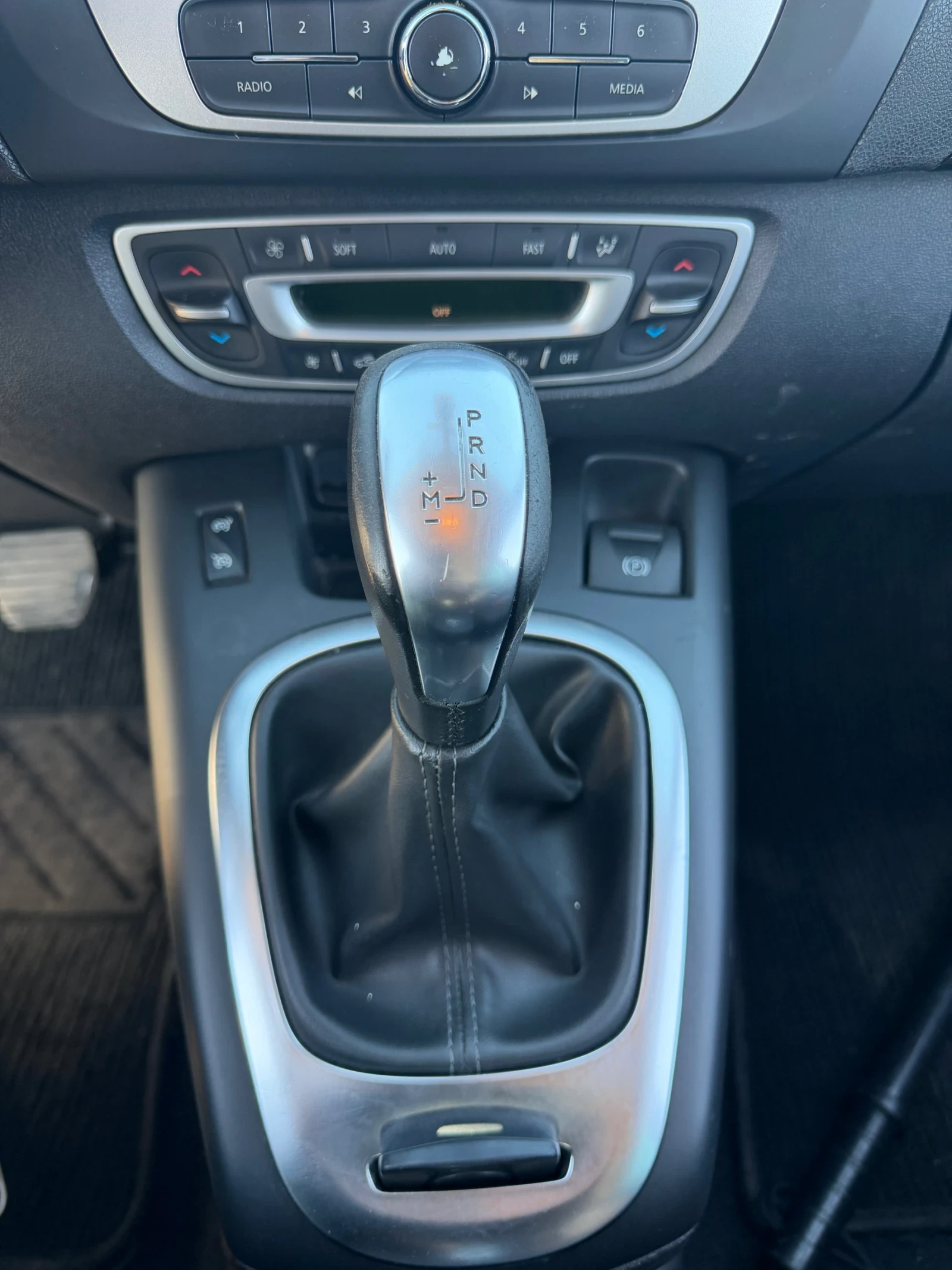Renault Scenic 1.5 dci , снимка 11 - Автомобили и джипове - 56322991
