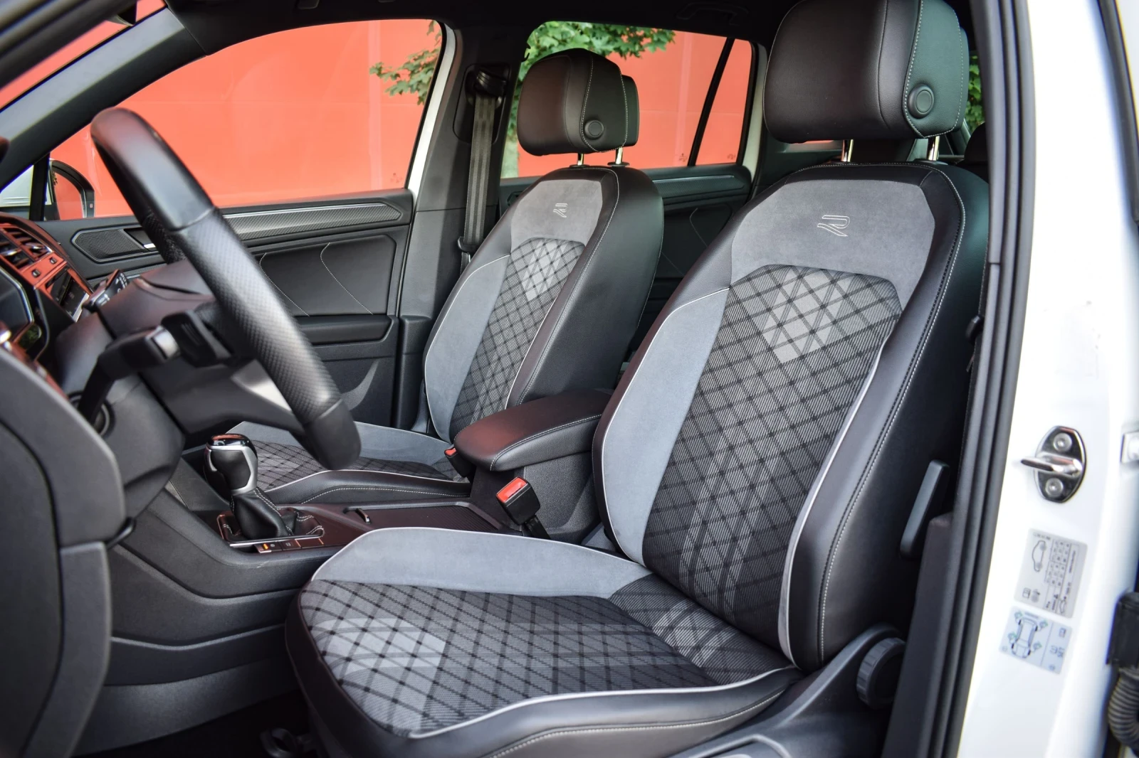 VW Tiguan, снимка 16 - Автомобили и джипове - 56353477