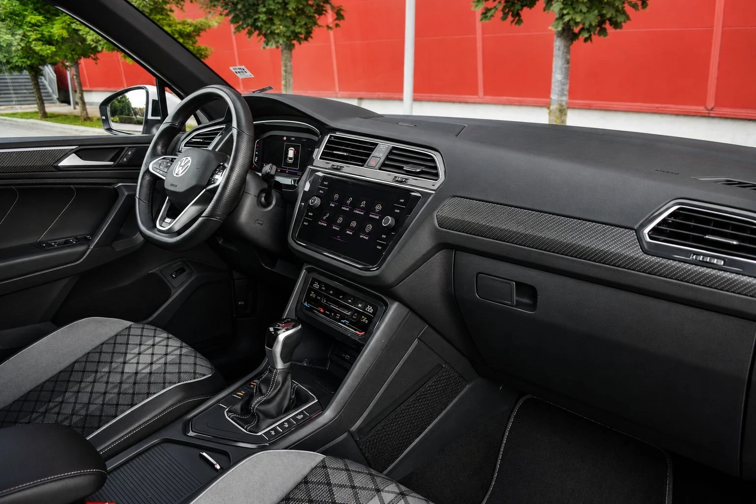 VW Tiguan, снимка 10 - Автомобили и джипове - 56353477