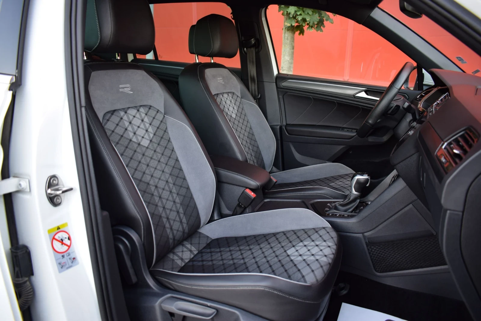 VW Tiguan, снимка 13 - Автомобили и джипове - 56353477