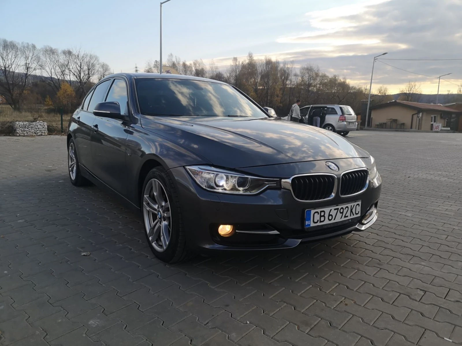 BMW 320 XDRIVE/KEYLESS/ОБСЛУЖЕНА С ВЕРИГИ И ЛАГЕРИ - изображение 2