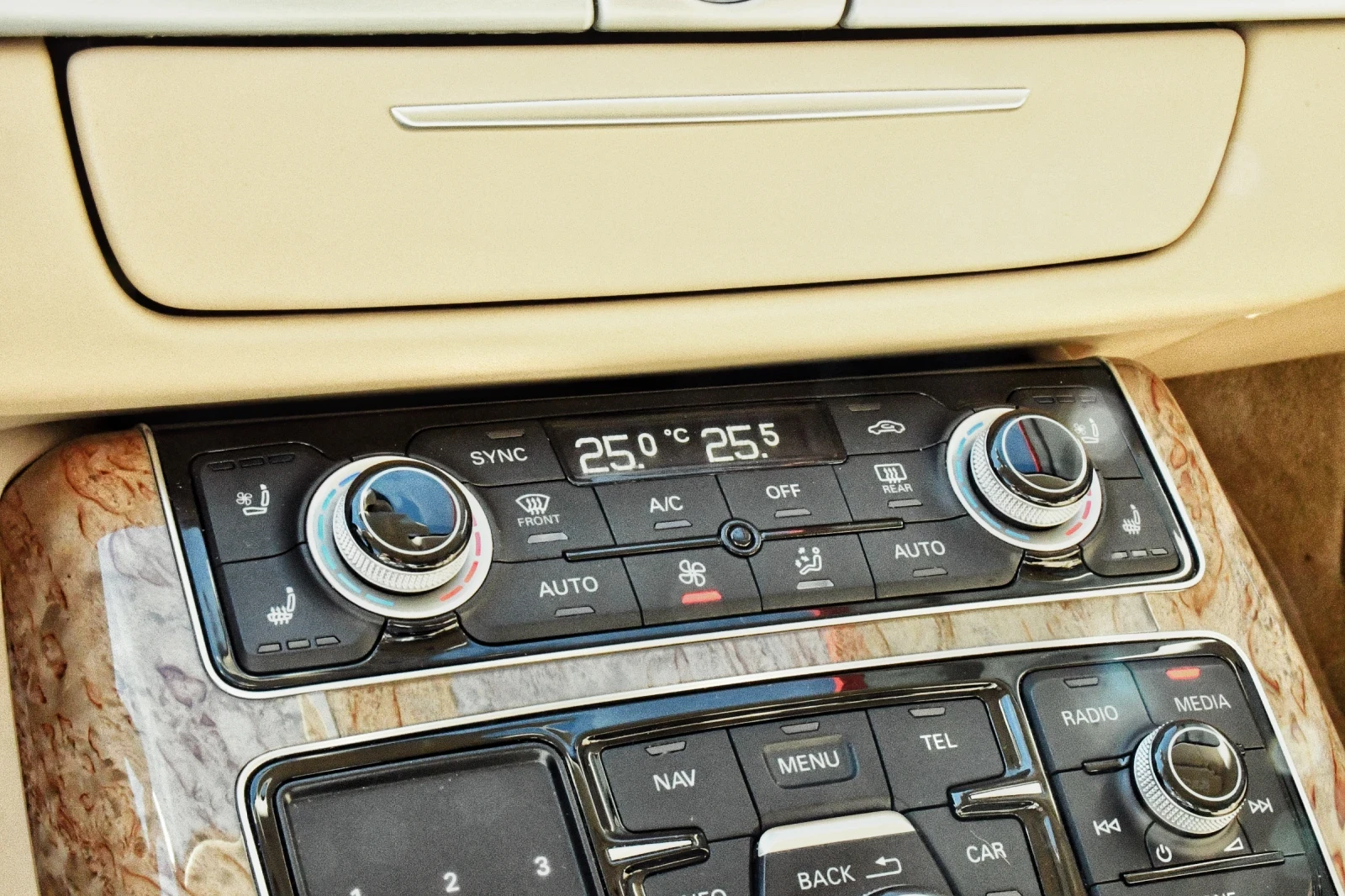 Audi A8 Long* Chauffeur Paket* Matrix* Full Xtras* , снимка 15 - Автомобили и джипове - 53868693