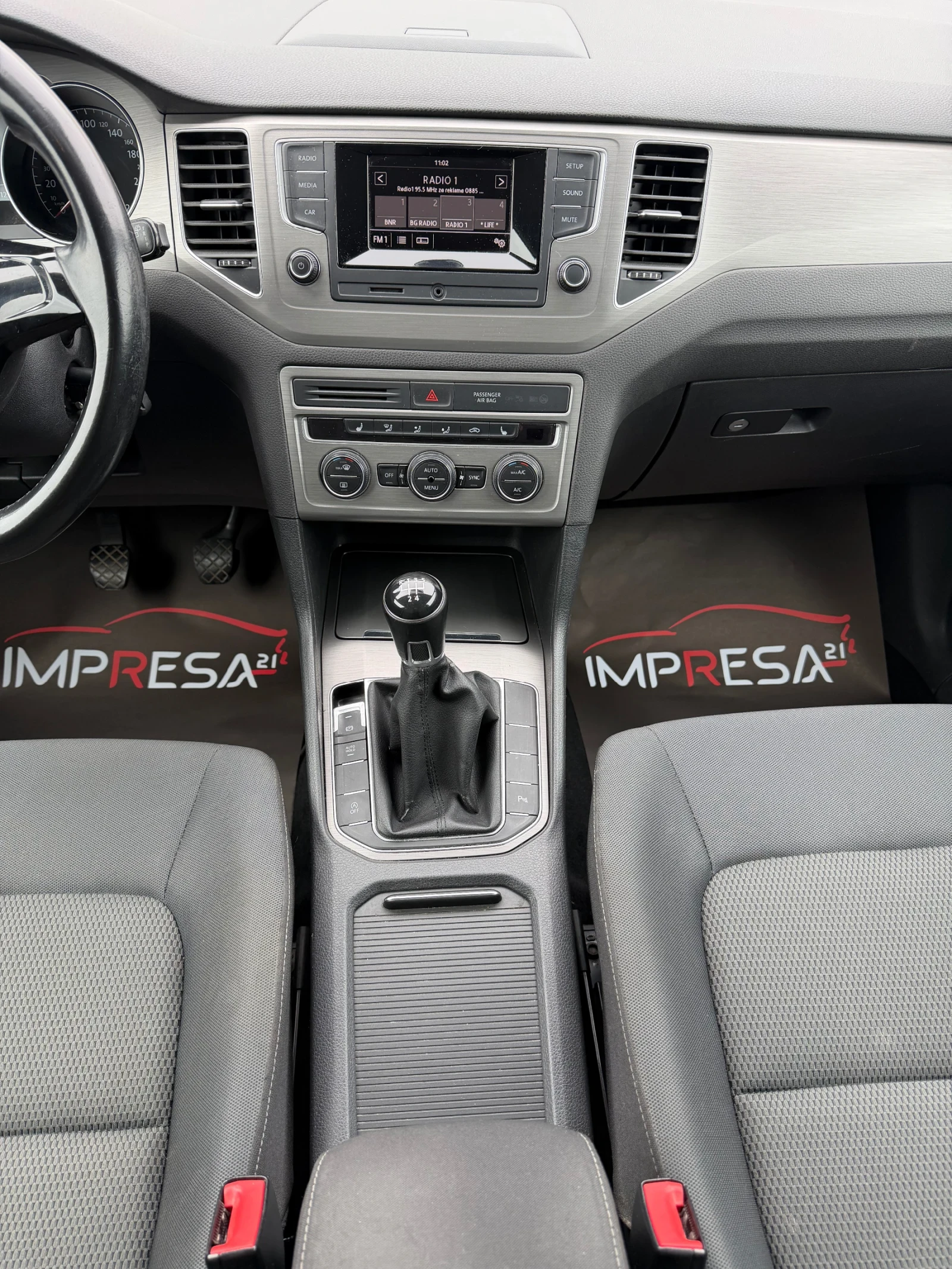 VW Sportsvan 1.6 TDI 110kc, снимка 11 - Автомобили и джипове - 54021038