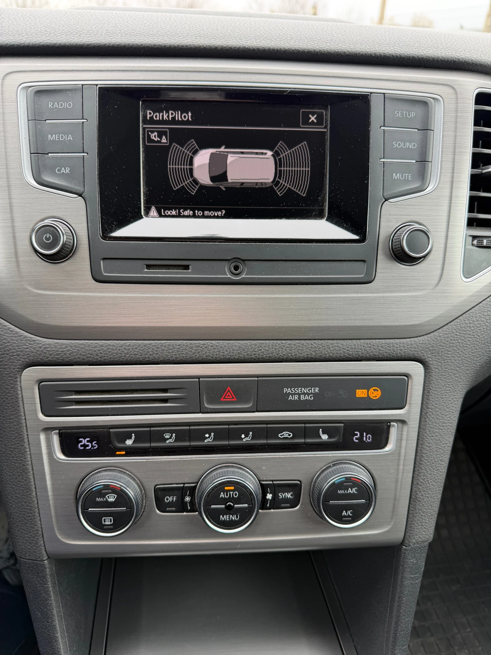 VW Sportsvan 1.6 TDI 110kc, снимка 12 - Автомобили и джипове - 54021038