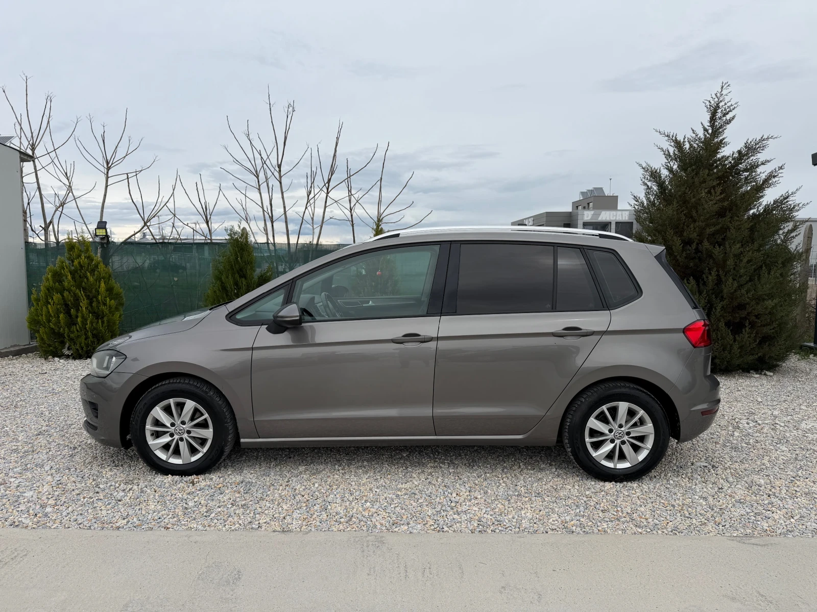 VW Sportsvan 1.6 TDI 110kc, снимка 7 - Автомобили и джипове - 54021038