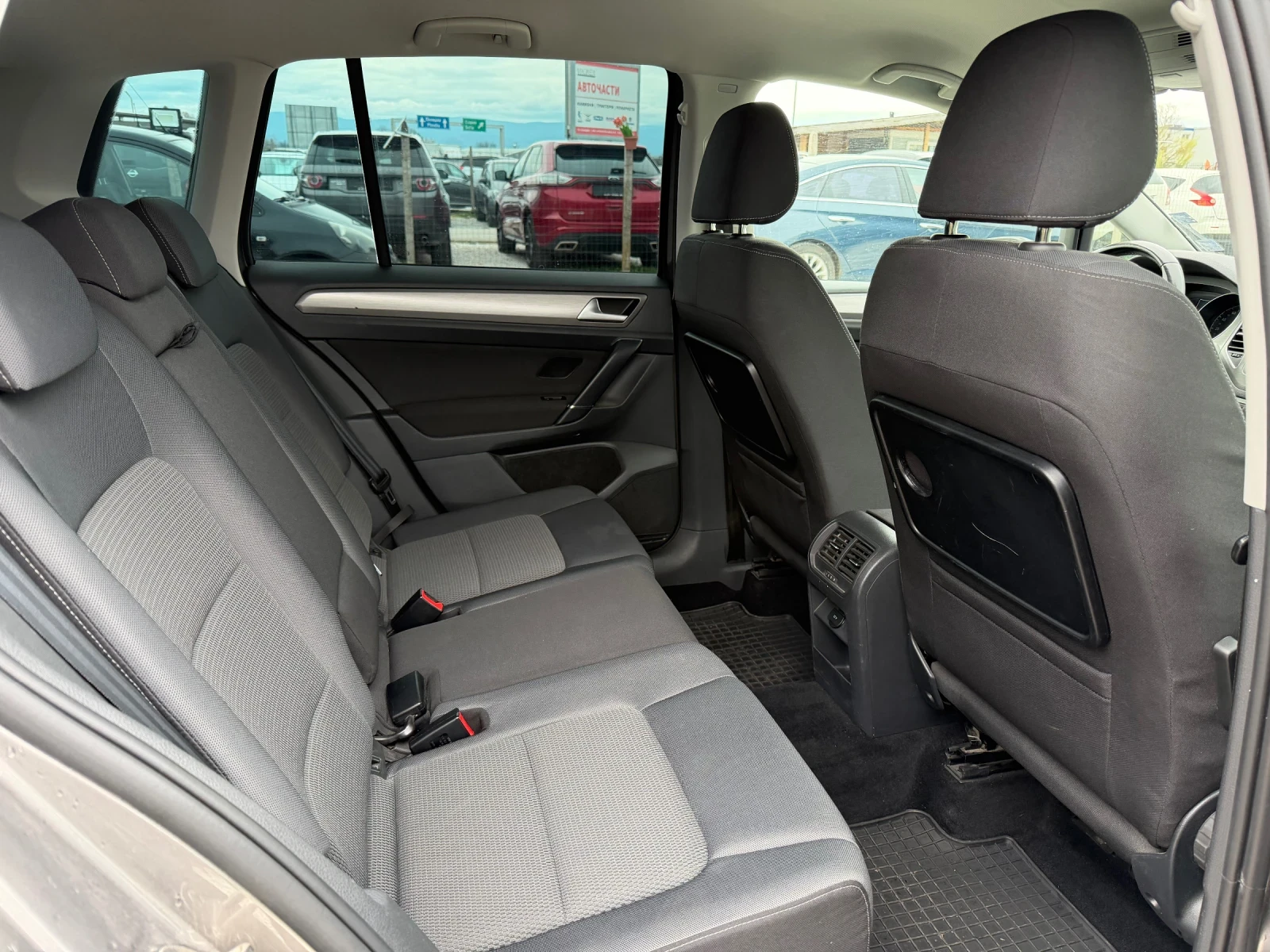 VW Sportsvan 1.6 TDI 110kc, снимка 15 - Автомобили и джипове - 54021038