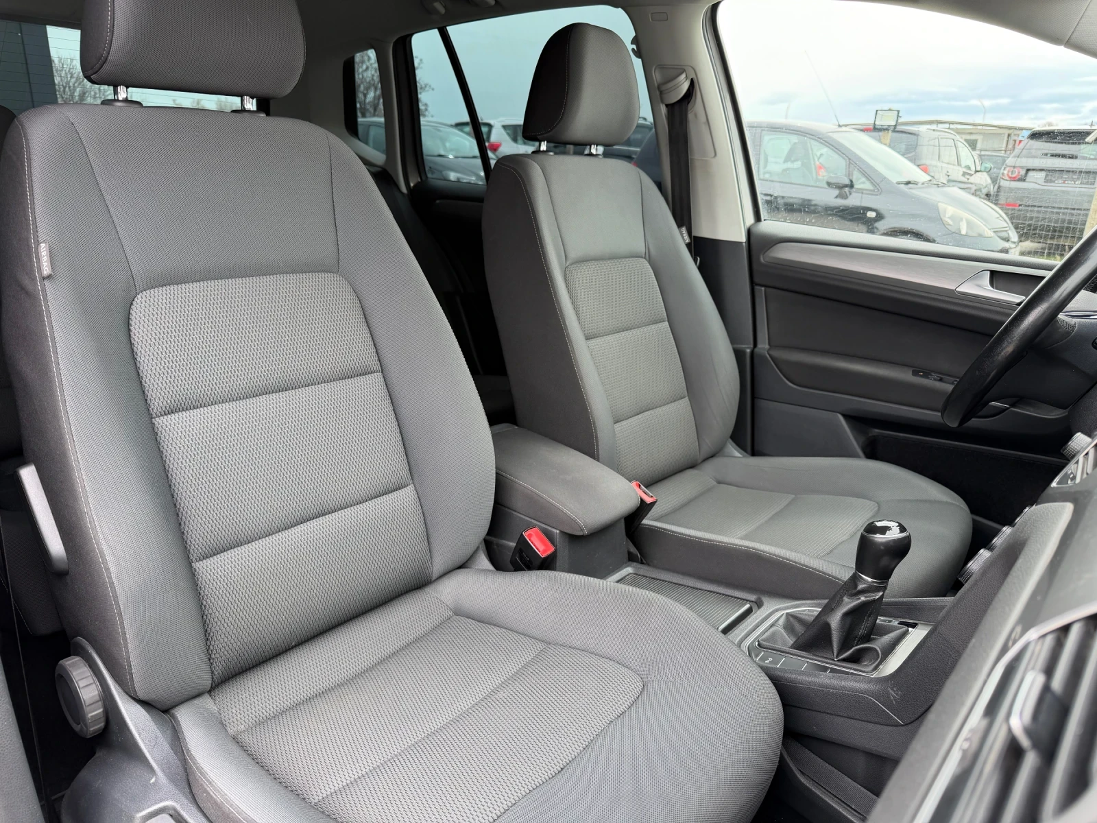 VW Sportsvan 1.6 TDI 110kc, снимка 14 - Автомобили и джипове - 54021038