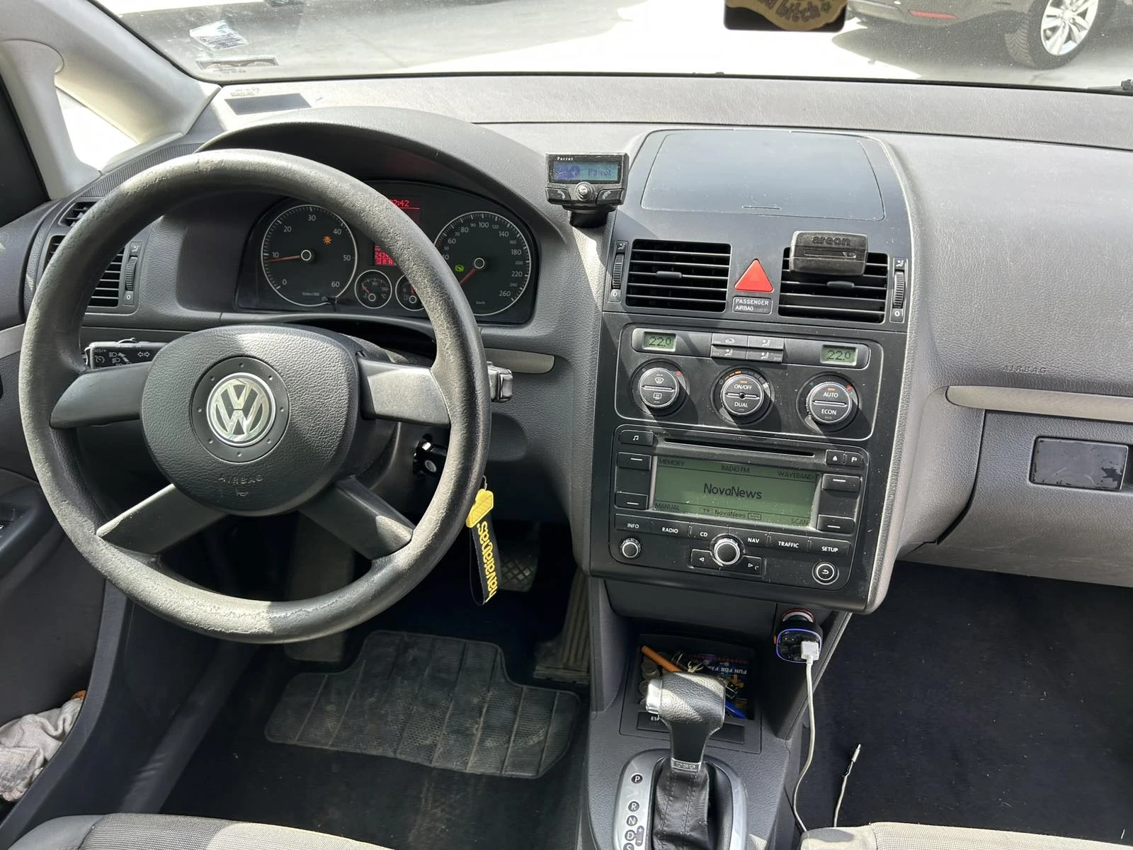 VW Touran 2.0 TDI, снимка 8 - Автомобили и джипове - 54815716