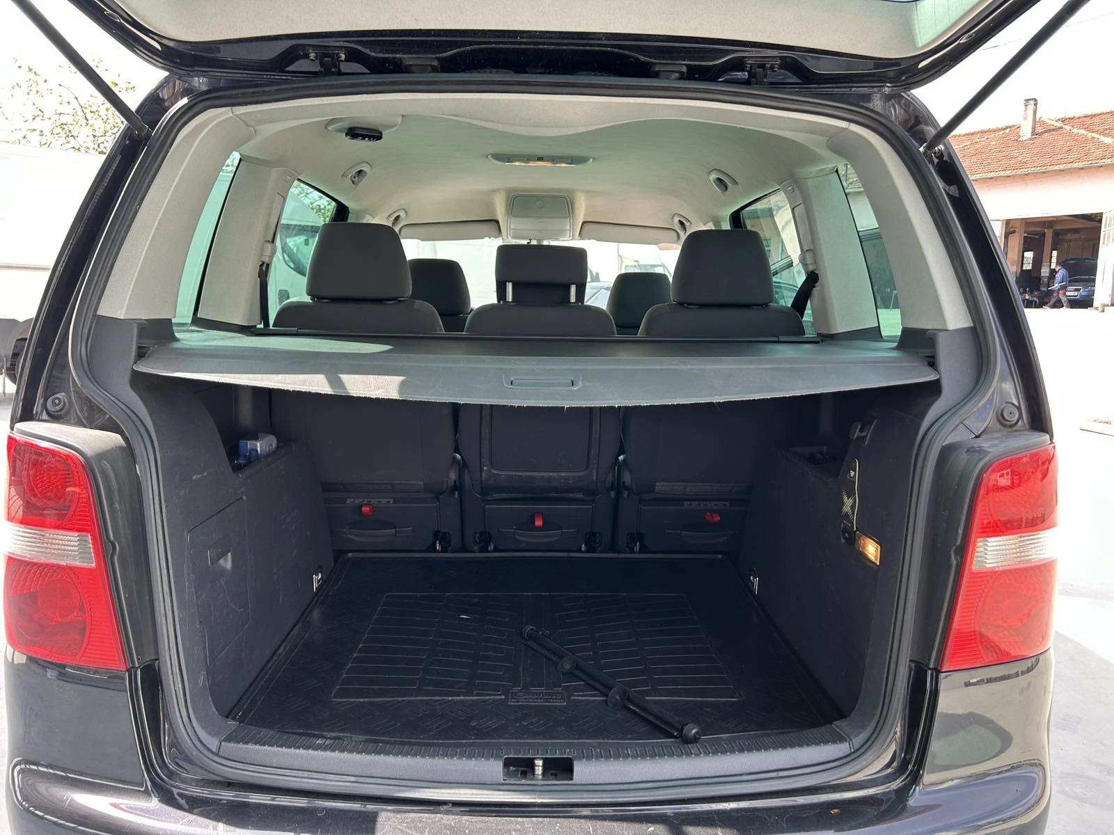 VW Touran 2.0 TDI, снимка 6 - Автомобили и джипове - 54815716