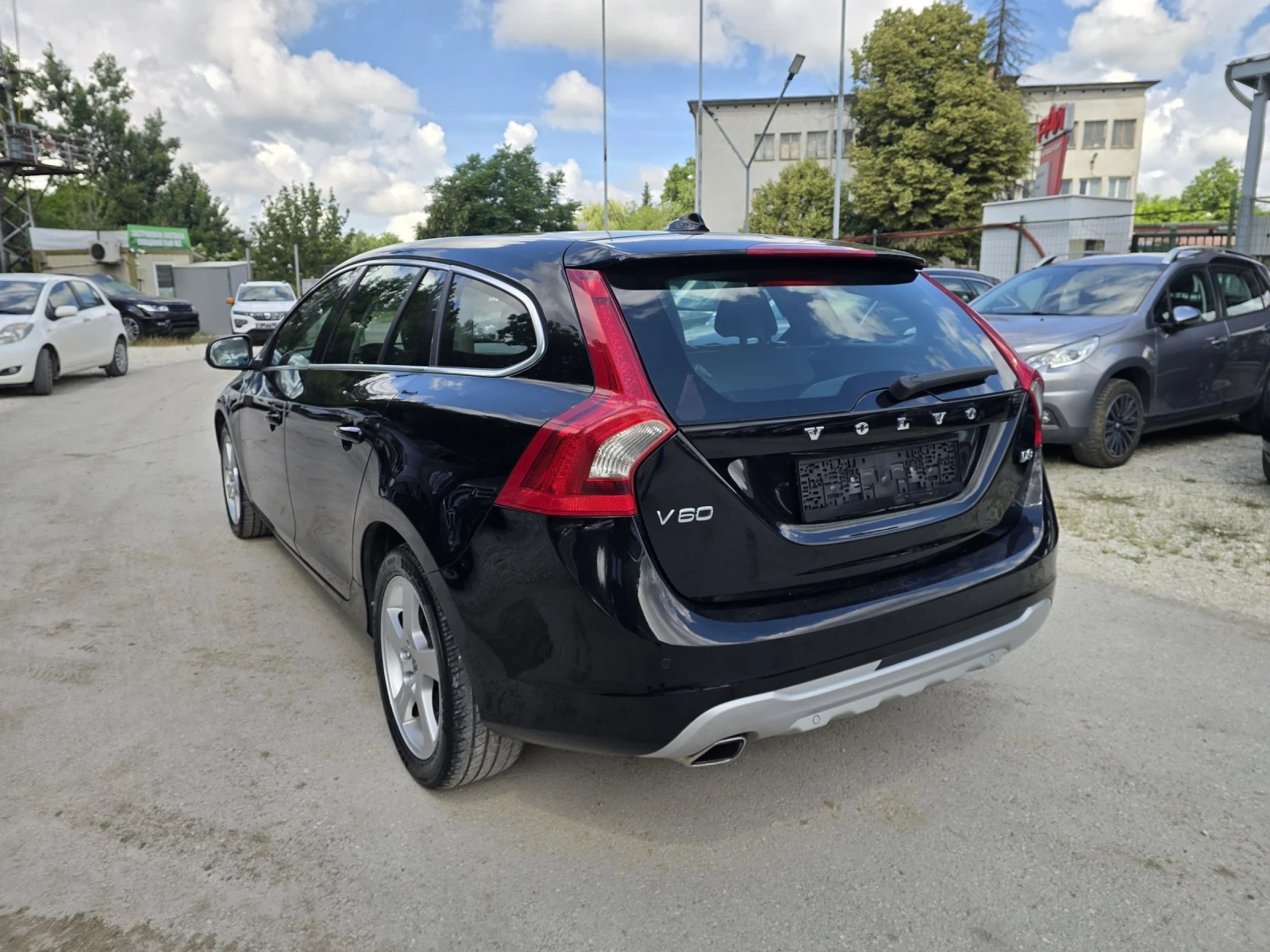 Volvo V60 2.0D 163к.с Топ състояние 6 скорости, снимка 3 - Автомобили и джипове - 54890571
