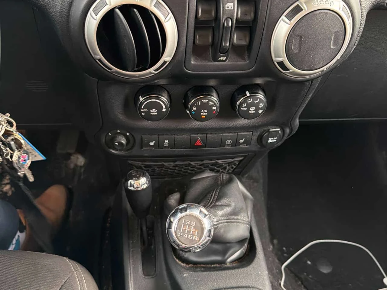 Jeep Wrangler * Sahara * CARFAX * ОПЦИЯ ЗА ФИНАНСИРАНЕ, снимка 9 - Автомобили и джипове - 54893949