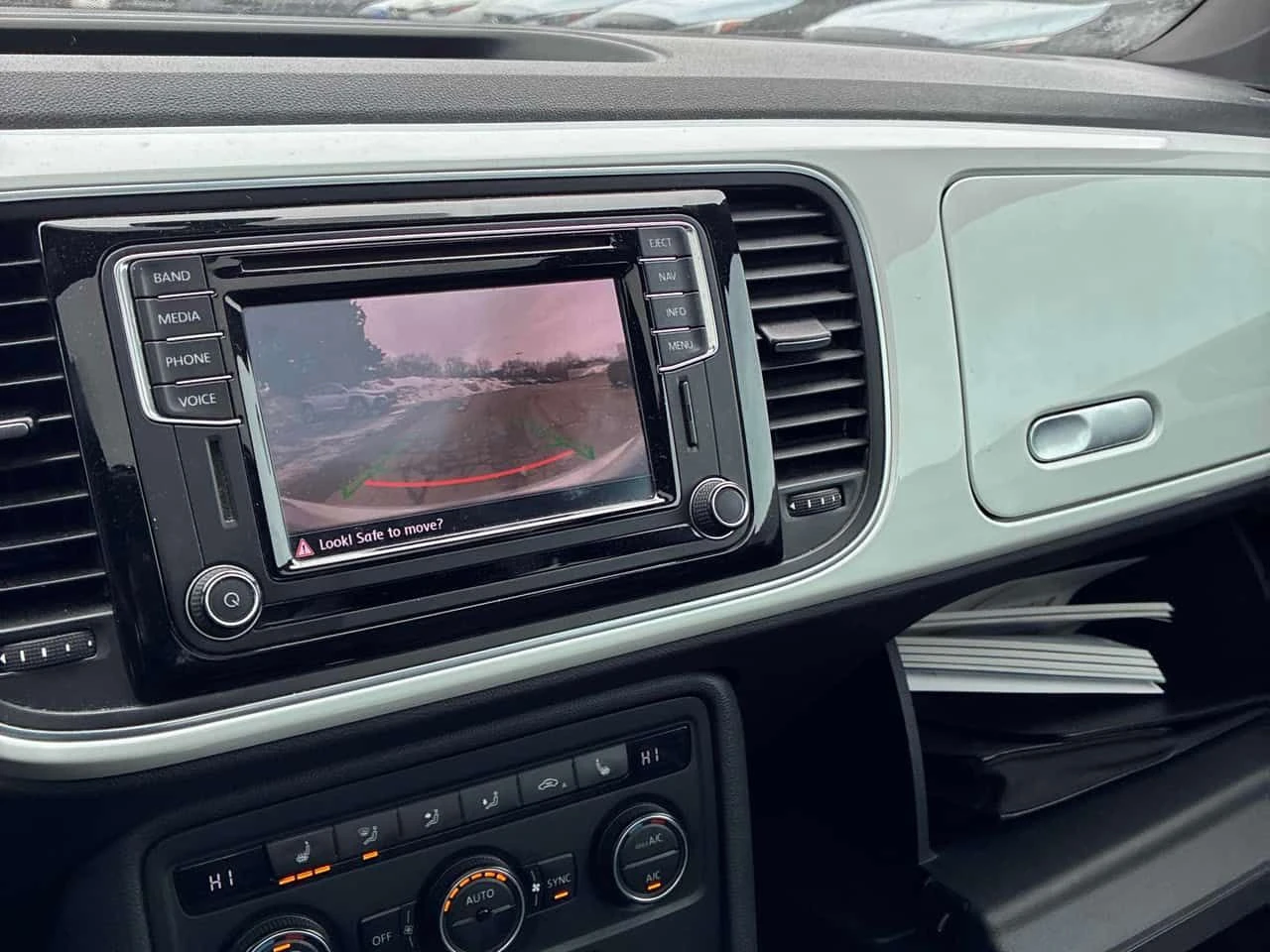 VW Beetle * 2dr Cpe Auto * CARFAX * ЦЕНА ДО БГ, снимка 12 - Автомобили и джипове - 53741128