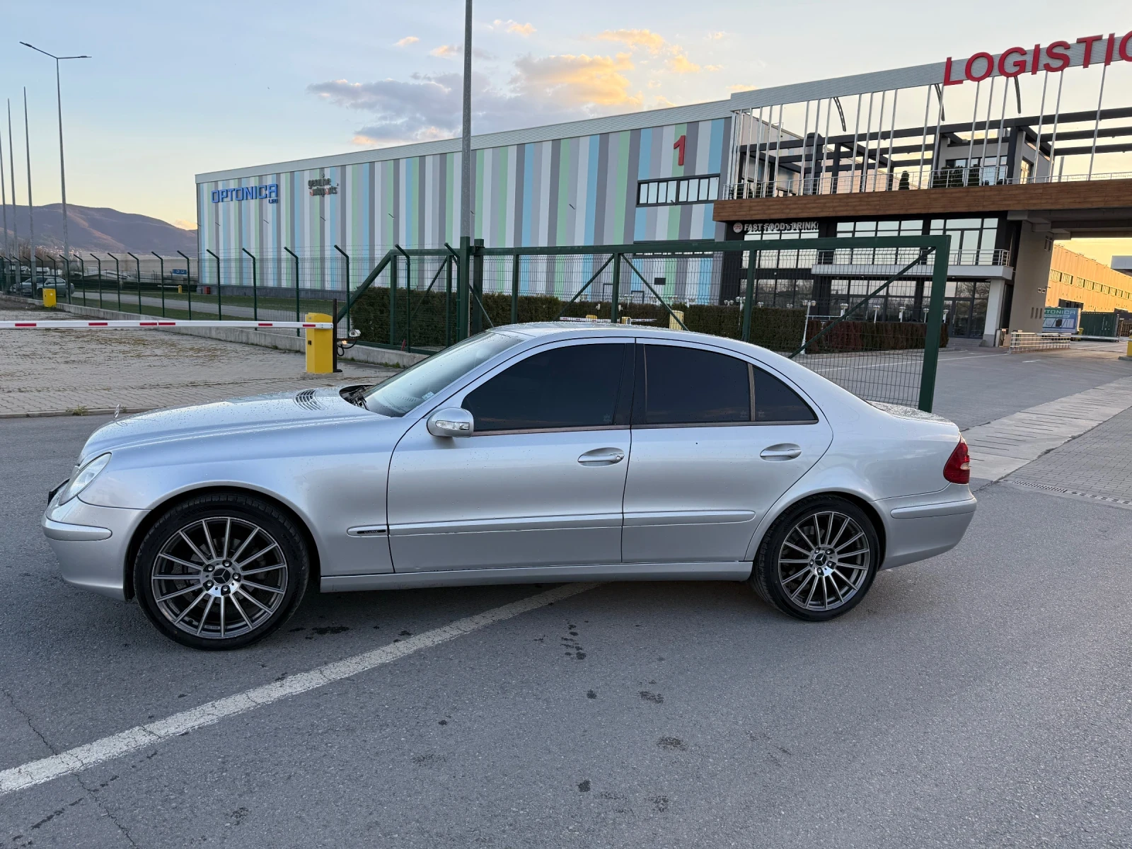 Mercedes-Benz E 270, снимка 2 - Автомобили и джипове - 54100559