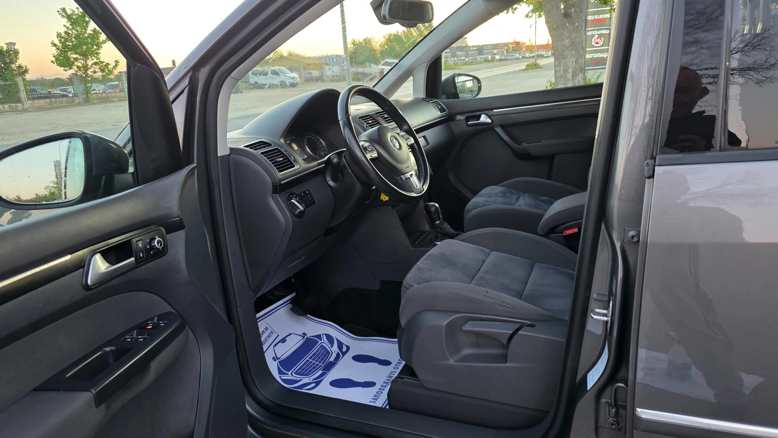 VW Touran АВТОМАТ/R-LINE/7m, снимка 6 - Автомобили и джипове - 55579585