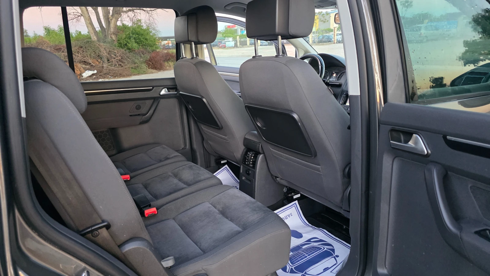 VW Touran АВТОМАТ/R-LINE/7m, снимка 9 - Автомобили и джипове - 55579585