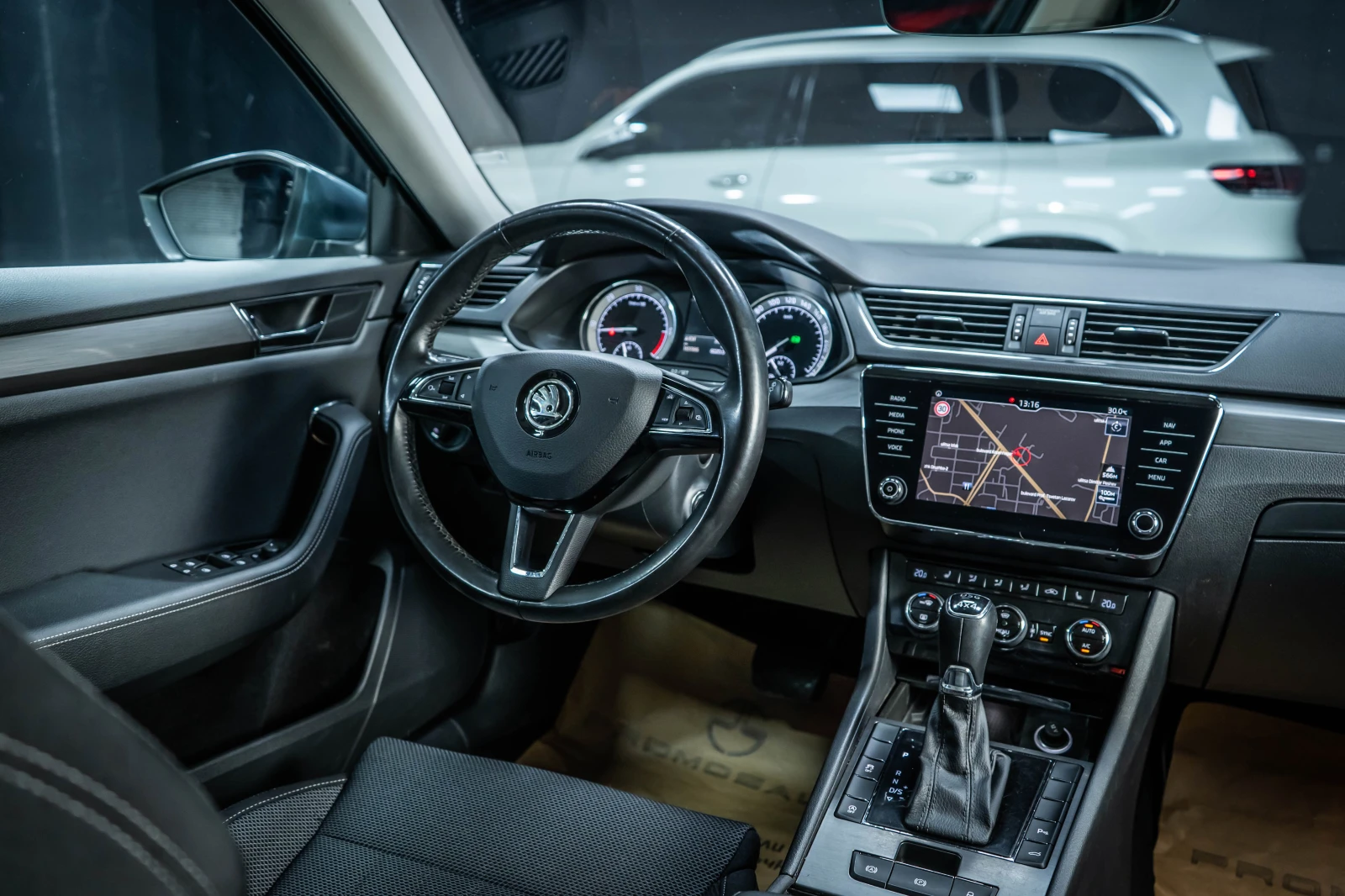 Skoda Superb Combi 2.0TDI 4X4 DSG * LED* , снимка 12 - Автомобили и джипове - 56196708