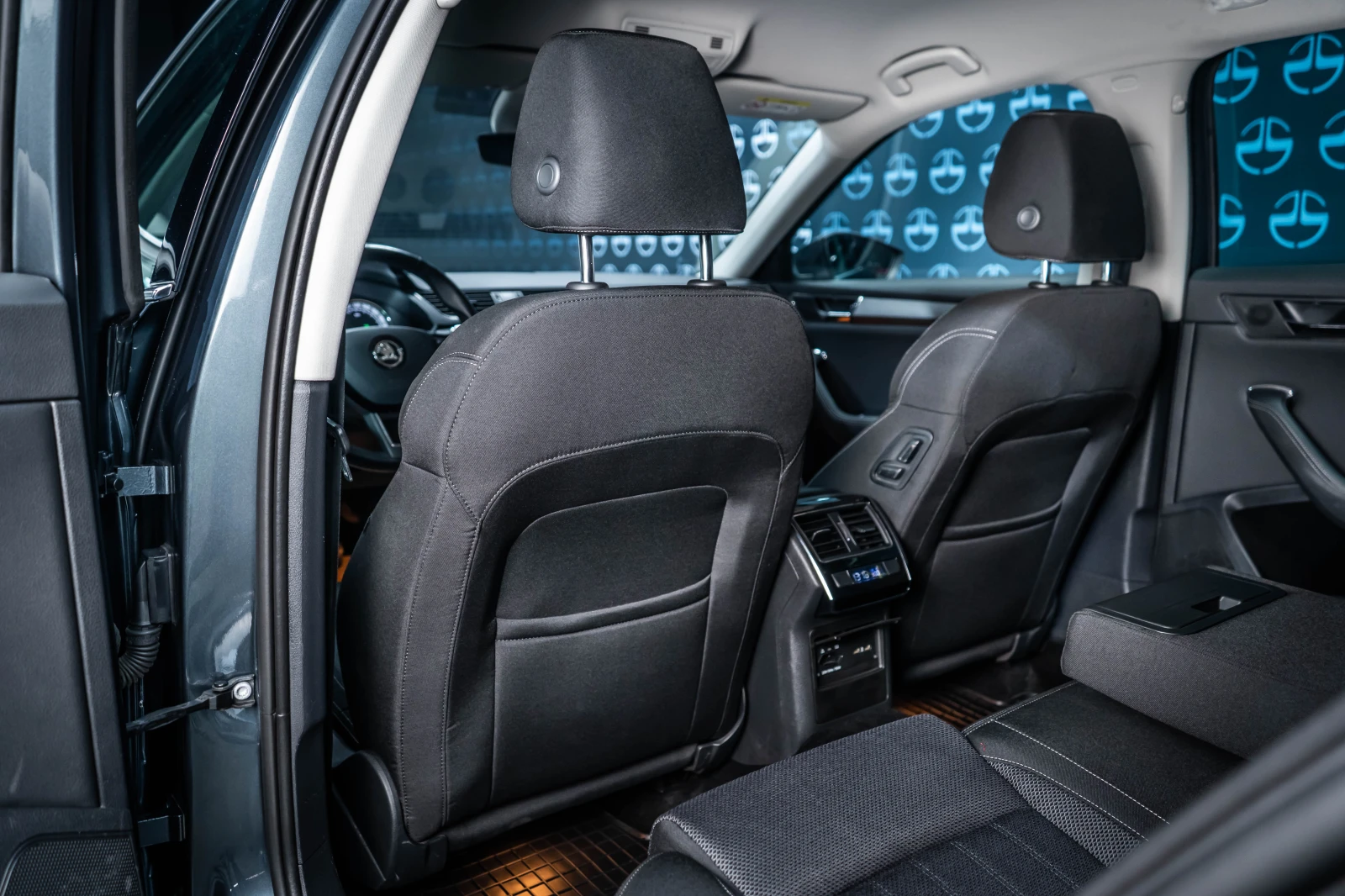Skoda Superb Combi 2.0TDI 4X4 DSG * LED* , снимка 15 - Автомобили и джипове - 56196708