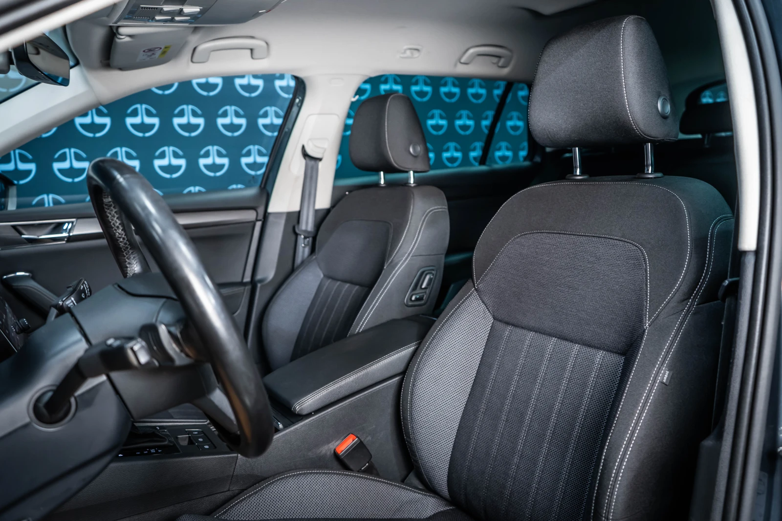Skoda Superb Combi 2.0TDI 4X4 DSG * LED* , снимка 14 - Автомобили и джипове - 56196708