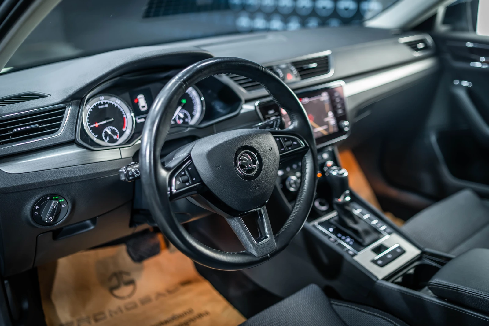 Skoda Superb Combi 2.0TDI 4X4 DSG * LED* , снимка 8 - Автомобили и джипове - 56196708
