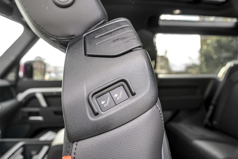 Land Rover Defender CARFAX* АВТОФИНАНСИРАНЕ* БЕЗ ПЪРВОНАЧАЛНА ВНОСКА* , снимка 11 - Автомобили и джипове - 52902338