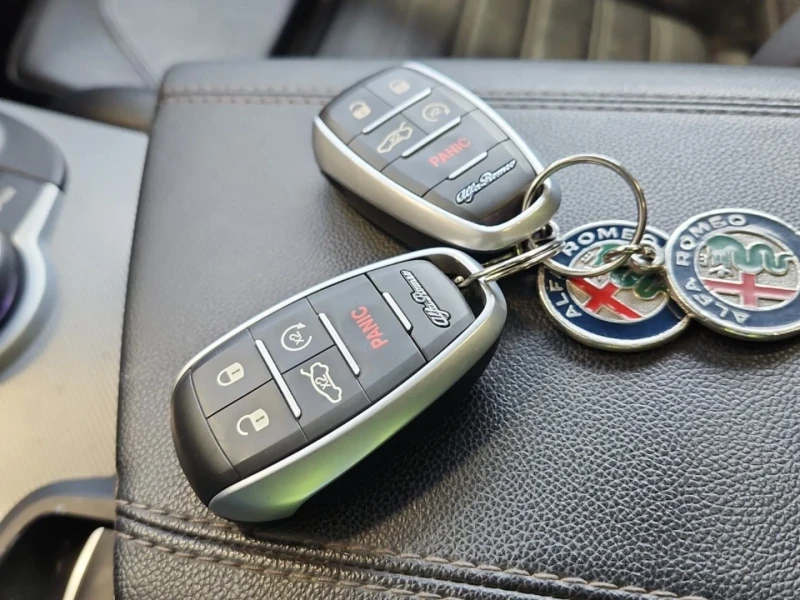 Alfa Romeo Stelvio Ti Sport* Distronic* Harman/Kardon* Пано* Подгрев*, снимка 10 - Автомобили и джипове - 53431231