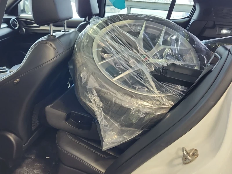 Alfa Romeo Stelvio Ti Sport* Distronic* Harman/Kardon* Пано* Подгрев*, снимка 14 - Автомобили и джипове - 53431231