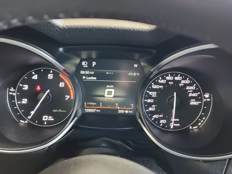 Alfa Romeo Stelvio Ti Sport* Distronic* Harman/Kardon* Пано* Подгрев*, снимка 8 - Автомобили и джипове - 53431231