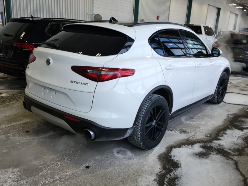 Alfa Romeo Stelvio Ti Sport* Distronic* Harman/Kardon* Пано* Подгрев*, снимка 4 - Автомобили и джипове - 53431231