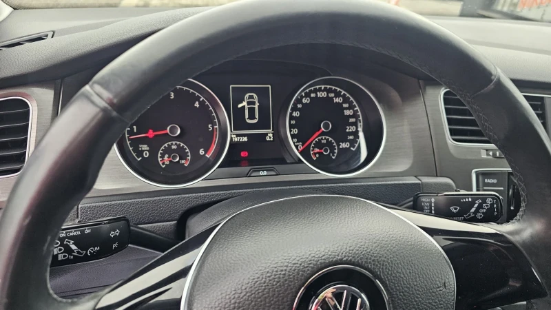 VW Golf 1.6TDI---BLUEMOTION, снимка 15 - Автомобили и джипове - 48358851