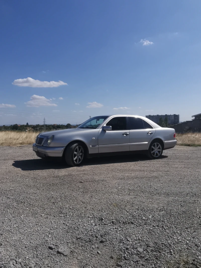 Mercedes-Benz E 220, снимка 9 - Автомобили и джипове - 51493559